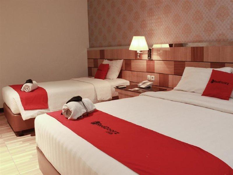 Reddoorz Premium Near Bandung Station Hotel Eksteriør billede